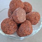 Hjemmelavede romkugler med mørk chokolade og krymmel på bagepapir