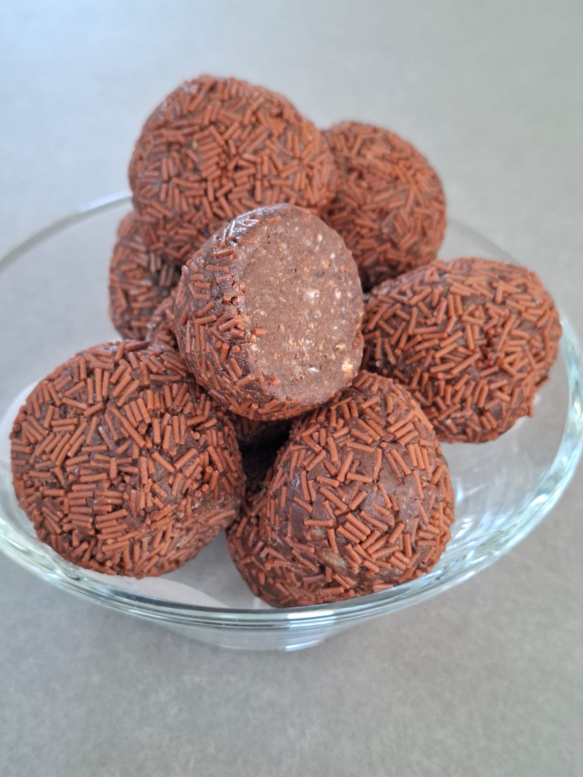 Hjemmelavede romkugler med mørk chokolade og krymmel på bagepapir